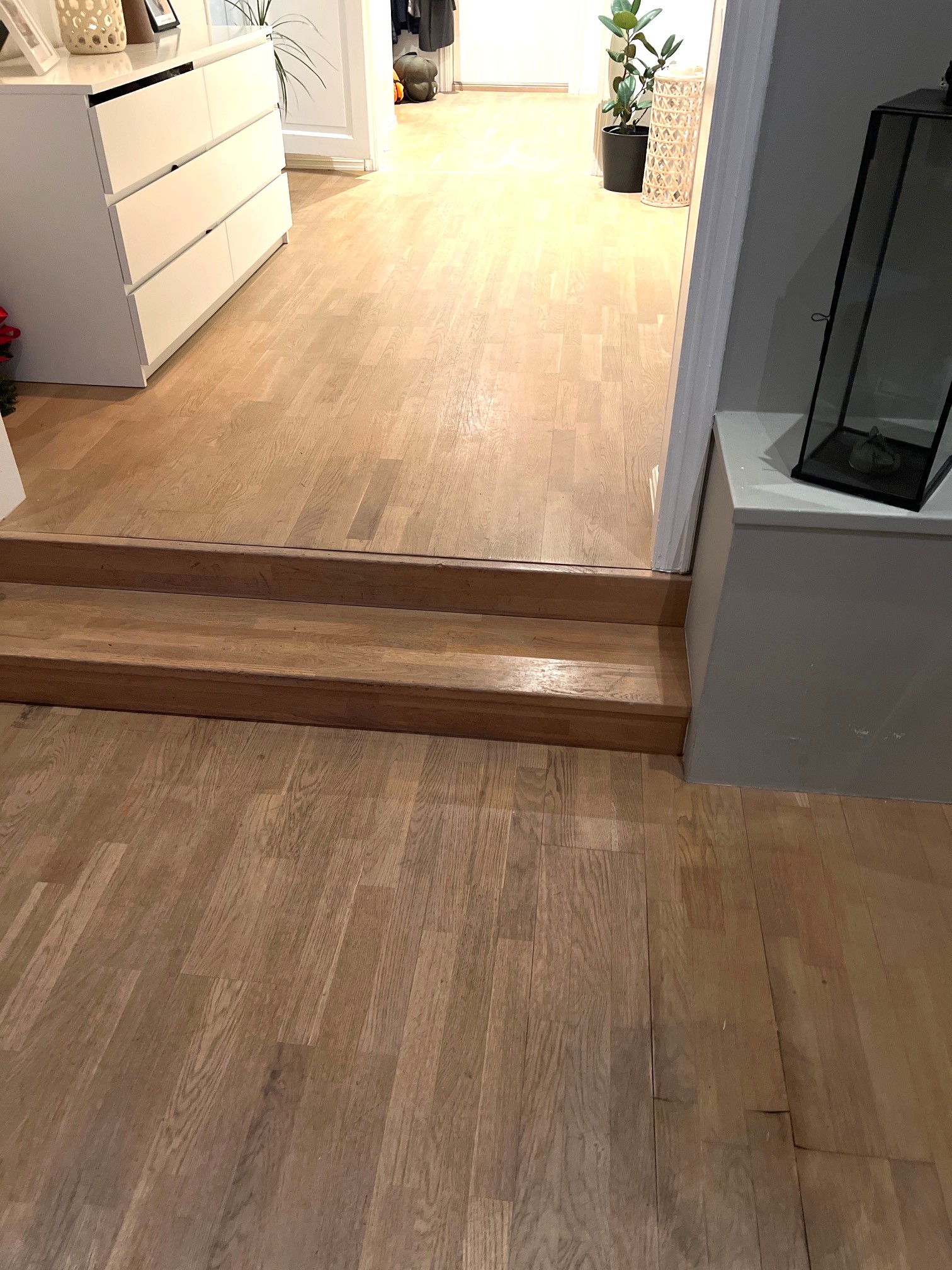 Skadet parkettgulv før utbedring